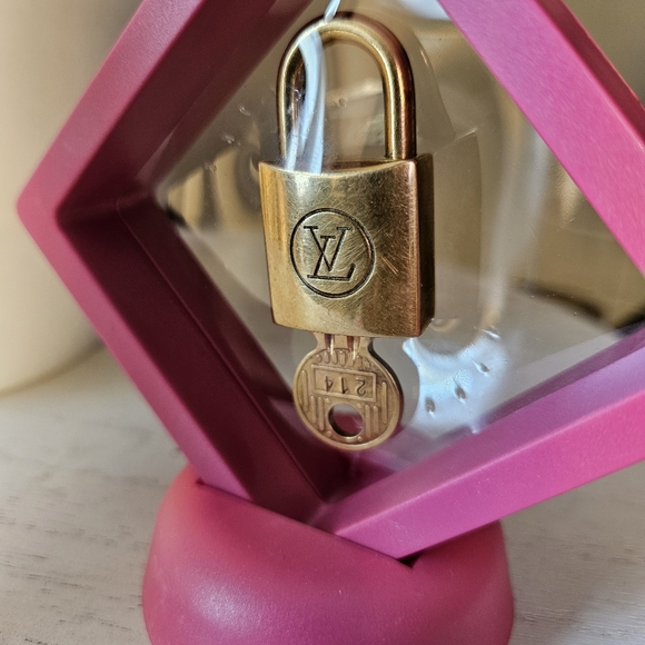 LV Lock and Key RARE #214 Valentines Day Number - Picture 4 of 6
